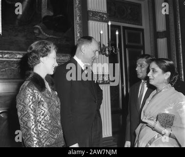 Réception du nouvel an Des Lun et de la femme à Treveszaal La Haye, l'ambassadeur indien Raghunath Sinha et sa femme Date : 30 janvier 1964 lieu : la Haye, Hollande du Sud mots clés diplomates, changements d'année, ministres, réceptions Nom De La Personne : LUN, Joseph, Sinha, Raghunath Nom de l'institution : Trêveszaal Banque D'Images