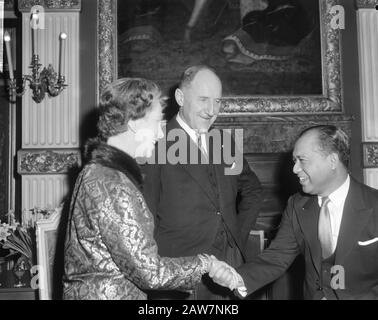 Réception du nouvel an De Lun et d'épouse à Treveszaal La Haye, l'envoyé indonésien Mohamed Sharif par ministre Lun Date: 30 janvier 1964 lieu: La Haye, Zuid-Holland mots clés: Diplomates, changements d'année, ministres, réceptions Nom De La Personne: LUN, Joseph, Sharif Mohamed Safwat el Nom de l'institution: Trêveszaal Banque D'Images