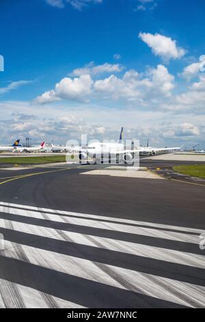 Francfort, Allemagne - 30 mai 2013 : piste avec plusieurs avions Lufthansa en attente d'autorisation de décollage. L'Aéroport International De Francfort Est Banque D'Images