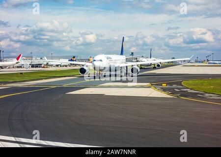 Francfort, Allemagne - 30 mai 2013 : piste avec plusieurs avions Lufthansa en attente d'autorisation de décollage. L'Aéroport International De Francfort Est Banque D'Images