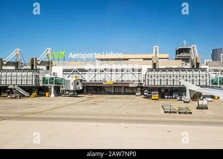 Lisbonne, Portugal - 30 mai 2013: À l'aéroport de lisbonne (Aeroporto Lisboa) après l'atterrissage. Porte principale avec tour. Banque D'Images