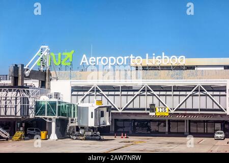 Lisbonne, Portugal - 30 mai 2013: À l'aéroport de lisbonne (Aeroporto Lisboa) après l'atterrissage. Porte principale avec tour. Banque D'Images