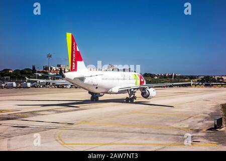 Lisbonne, Portugal - 30 mai 2013: À l'aéroport de lisbonne (Aeroporto Lisboa) - un avion Airbus A 318 de TAP Portugal Airline avant de prendre. Banque D'Images