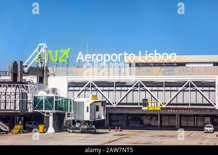 Lisbonne, Portugal - 30 mai 2013: À l'aéroport de lisbonne (Aeroporto Lisboa) après l'atterrissage. Porte principale avec tour. Banque D'Images