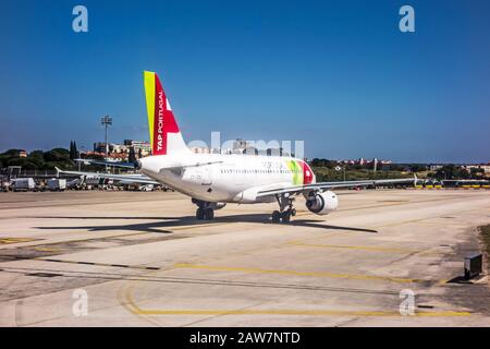 Lisbonne, Portugal - 30 mai 2013: À l'aéroport de lisbonne (Aeroporto Lisboa) - un avion Airbus A 318 de TAP Portugal Airline avant de prendre. Banque D'Images