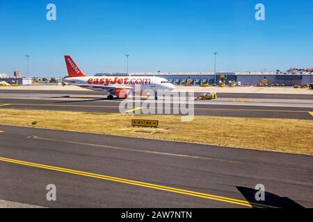 Lisbonne, Portugal - 30 mai 2013: À l'aéroport de lisbonne (Aeroporto Lisboa) - un avion Airbus A 318 d'Easyjet Airline à l'intérieur. Banque D'Images