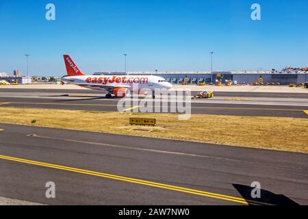 Lisbonne, Portugal - 30 mai 2013: À l'aéroport de lisbonne (Aeroporto Lisboa) - un avion Airbus A 318 d'Easyjet Airline à l'intérieur. Banque D'Images