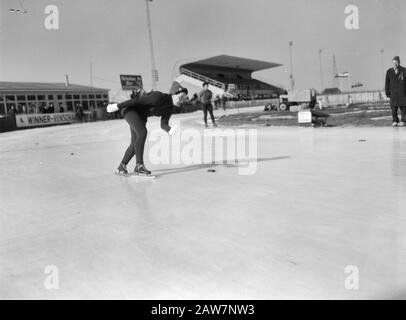 Championnat de patinage hollandais pour dames à Deventer. Sera en action. Date : 7 Mars 1964 Lieu : Deventer Mots Clés : Patinage, Sport Nom De La Personne : Be, Volonté Banque D'Images