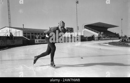 Championnat de patinage hollandais pour hommes à Deventer. ARD Schenk en action. Date : 7 Mars 1964 Lieu : Deventer Mots Clés : Patinage, Sport Nom De La Personne : Schenk, Ard Banque D'Images