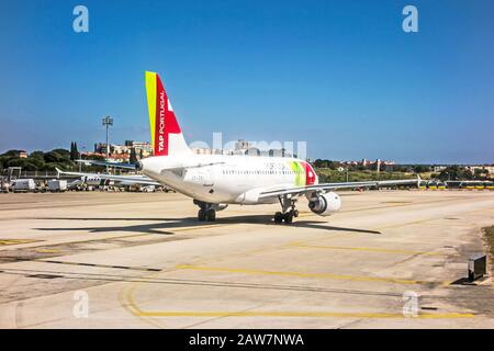 Lisbonne, Portugal - 30 mai 2013: À l'aéroport de lisbonne (Aeroporto Lisboa) - un avion Airbus A 318 de TAP Portugal Airline avant de prendre. Banque D'Images