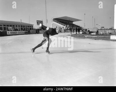 Championnat de patinage hollandais pour hommes à Deventer. Rudi Liebrechts en action. Date: 7 Mars 1964 Lieu: Deventer Mots Clés: Patinage, Sport Personne Nom: Liebrecht, Rudi Banque D'Images