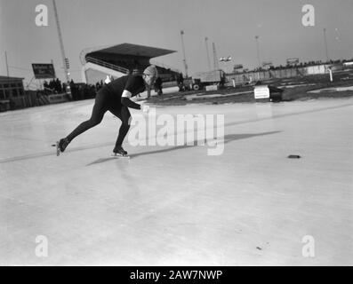 Championnat de patinage hollandais pour hommes à Deventer. Rudi Liebrechs en action. Date: 7 Mars 1964 Lieu: Deventer Mots Clés: Patinage, Sport Personne Nom: Liebrecht, Rudi Banque D'Images