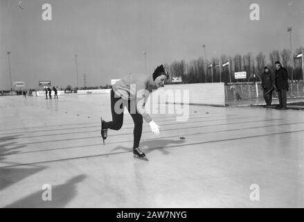 Championnat de patinage hollandais pour dames à Deventer. Willy de Beer en action. Date: 7 Mars 1964 Lieu: Deventer Mots Clés: Patinage, Sport Personne Nom: Bière Voulez Banque D'Images