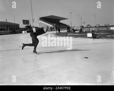 Championnat de patinage hollandais pour hommes à Deventer. Rudi Liebrechts en action. Date: 7 Mars 1964 Lieu: Deventer Mots Clés: Patinage, Sport Personne Nom: Liebrecht, Rudi Banque D'Images