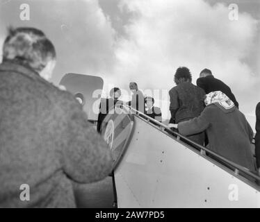 Couple royal, la princesse Beatrix au Mexique a quitté l'avion Queen Juliana et Prince Bernhard Steps. Vue Arrière Princess Beatrix Et Minister Luns. Derrière, avec un foulard, la princesse Christina Annotation: La princesse Irene, qui allait le long, a été la dernière fois à Soestdijk Date restante: 7 avril 1964 lieu: Nord-Holland, Schiphol mots clés: Arrivée et départ, visites d'État, aéroports Nom De La Personne: Bernhard ( prince Pays-Bas), Juliana (Queen Pays-Bas) Banque D'Images