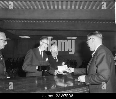 Ministre des Finances Prof. HJ Witteveen nouveau bureau de l'épargne pour la ville d'Amsterdam sur le Singel, le directeur droit épargne M. GF Brantsma Date:... En avril 22 1964 lieu: Amsterdam, Noord-Holland mots clés: Banques, banquiers, administrateurs, ministres Nom De La Personne: Brantsma GF, Witteveen, Johan Banque D'Images
