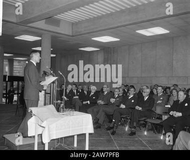 Ministre des Finances Prof. HJ Witteveen nouveau bureau de l'épargne pour la ville d'Amsterdam le Singel, Date:. 22 Avril 1964 Lieu: Amsterdam, Hollande-Nord Mots Clés: Personne D'Épargne Nom: Witteveen, Johan Banque D'Images