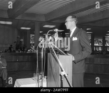 Ministre des Finances Prof. HJ Witteveen nouveau bureau de l'épargne pour la ville d'Amsterdam sur le Singel, Witteveen pendant le discours Date:. 22 Avril 1964 Lieu: Amsterdam , Noord-Holland Mots Clés: Personne D'Épargne Nom: Wittev, Witteveen, Johan Banque D'Images