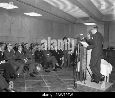 Ministre des Finances Prof. HJ Witteveen nouveau bureau de l'épargne pour la ville d'Amsterdam sur le Singel, Ministre Prof. HJ Witteveen Date: 22 Avril 1964 Lieu: Amsterdam, Noord-Holland Mots Clés: Personne D'Épargne Nom: Witteveen, Johan Banque D'Images