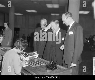 Ministre des Finances Prof. HJ Witteveen nouveau bureau de l'épargne pour la ville d'Amsterdam le Singel Date:. 22 Avril 1964 Lieu: Amsterdam, Noord-Holland Mots Clés: Personne D'Épargne Nom: Witteveen, Johan Banque D'Images