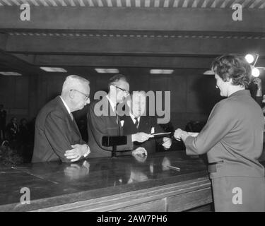 Ministre des Finances Prof. HJ Witteveen nouveau bureau de l'épargne pour la ville d'Amsterdam sur le Singel, Ministre Prof. HJ Witteveen Date: 22 Avril 1964 Lieu: Amsterdam, Noord-Holland Mots Clés: Personne D'Épargne Nom: Witteveen, Johan Banque D'Images