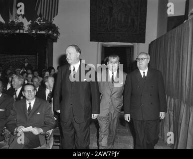 Ouverture de la conférence de l'OTAN à la Haye, v.l.n.n. Butler Haekkerup Et Erkin (Turquie) Date : 12 Mai 1964 Lieu : La Haye, Hollande-Méridionale Mots Clés : Ouvertures Nom De La Personne : Butler Nom De L'Institution : Otan Banque D'Images