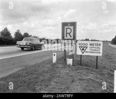 Moving Utrecht Amsterdam signe différentes distances motel et Office de Tourisme, à côté l'un de l'autre, les distances sur les panneaux Date: 8 septembre 1964 lieu: Amsterdam, Utrecht mots clés: Borden Banque D'Images