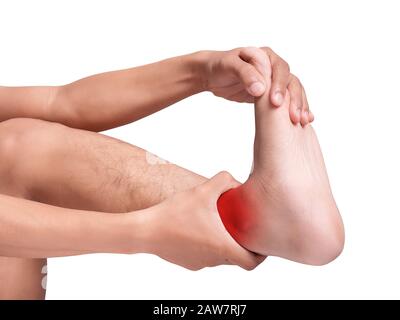 homme souffrant de crampe à l'aide d'un massage des mains douloureux pied et cheville. couleur rouge mettre en évidence à la cheville , les muscles de cheville isolés sur fond blanc. santé Banque D'Images