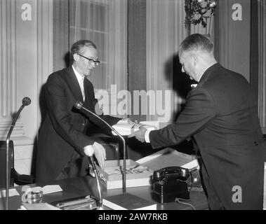 Ouverture des Etats généraux, Ministre des Finances M. HJ Witteveen avec le nouveau porte-documents du troisième mardi Date:. 15 Septembre 1964 Lieu: La Haye, Hollande-Méridionale Mots Clés : Ouvertures Nom De L'Institution: Staten Generaal Banque D'Images