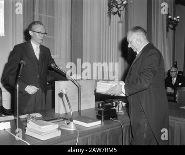 Ouverture des Etats généraux, Ministre des Finances M. HJ Witteveen avec le nouveau porte-documents du troisième mardi Date:. 15 Septembre 1964 Lieu: La Haye, Hollande-Méridionale Mots Clés : Ouvertures Nom De L'Institution: Staten Generaal Banque D'Images