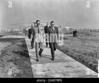 Prince Bernhard a ouvert la nouvelle usine de Zaandam Indeco Coignet NV, le Prince regarde le modèle de maisons Date: 28 septembre 1964 lieu: Nord-Holland, Zaandam, Zaanstad mots clés: Usines, trous, princes Nom De La Personne: Bernhard, prince Banque D'Images