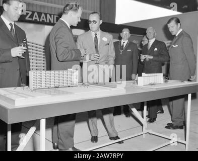 Prince Bernhard ouvre la nouvelle usine de Zaandam Indeco Coignet NV, le Prince regarde le modèle de maisons Date: 28 septembre 1964 lieu: Nord-Holland, Zaandam, Zaanstad mots clés: Maisons, usines, modèles, trous, princes Nom De La Personne: Bernhard, prince Banque D'Images