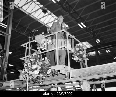 Prince Bernhard a ouvert la nouvelle usine de Zaandam Indeco Coignet NV, le Prince regarde le modèle de maisons Date: 28 septembre 1964 lieu: Nord-Holland, Zaandam, Zaanstad mots clés: Usines, trous, princes Nom De La Personne: Bernhard, prince Banque D'Images