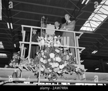 Prince Bernhard a ouvert la nouvelle usine de Zaandam Indeco Coignet NV, le Prince regarde le modèle de maisons Date: 28 septembre 1964 lieu: Nord-Holland, Zaandam, Zaanstad mots clés: Usines, trous, princes Nom De La Personne: Bernhard, prince Banque D'Images