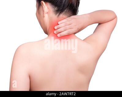 femme souffrant de douleur au cou en utilisant massage des mains douloureux cou et nuque. couleur rouge avec surbrillance rouge au cou , muscles du cou isolés sur le ngro blanc Banque D'Images