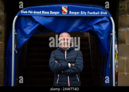 L'ancien footballeur international d'Argentine Pedro Pasculli, photographié au stade Nantporth, domicile de Bangor City, où il a été nommé directeur en octobre 2019. C'était la 13ème position de gestion du vainqueur de la coupe du monde de 1986, qui était auparavant responsable des équipes nationales d'Albanie et d'Ouganda ainsi que d'une foule de clubs dans le monde entier. Bangor City a participé à l'Alliance Cymru, le deuxième niveau de football gallois ayant été rétrogradé en raison d'irrégularités financières à la fin de la saison 2017-18. Le club était la propriété de l'italien Domenico Serafino. Banque D'Images