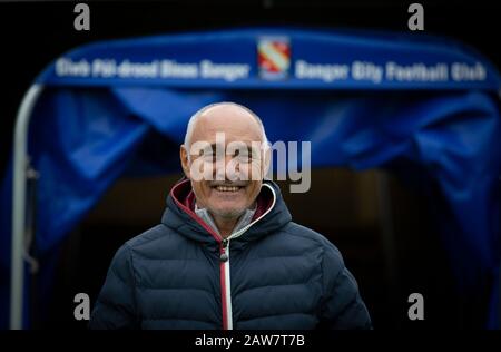 L'ancien footballeur international d'Argentine Pedro Pasculli, photographié au stade Nantporth, domicile de Bangor City, où il a été nommé directeur en octobre 2019. C'était la 13ème position de gestion du vainqueur de la coupe du monde de 1986, qui était auparavant responsable des équipes nationales d'Albanie et d'Ouganda ainsi que d'une foule de clubs dans le monde entier. Bangor City a participé à l'Alliance Cymru, le deuxième niveau de football gallois ayant été rétrogradé en raison d'irrégularités financières à la fin de la saison 2017-18. Le club était la propriété de l'italien Domenico Serafino. Banque D'Images