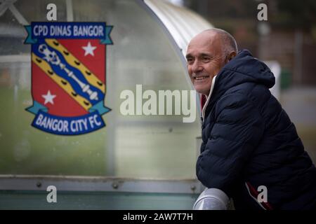 L'ancien footballeur international d'Argentine Pedro Pasculli, photographié au stade Nantporth, domicile de Bangor City, où il a été nommé directeur en octobre 2019. C'était la 13ème position de gestion du vainqueur de la coupe du monde de 1986, qui était auparavant responsable des équipes nationales d'Albanie et d'Ouganda ainsi que d'une foule de clubs dans le monde entier. Bangor City a participé à l'Alliance Cymru, le deuxième niveau de football gallois ayant été rétrogradé en raison d'irrégularités financières à la fin de la saison 2017-18. Le club était la propriété de l'italien Domenico Serafino. Banque D'Images