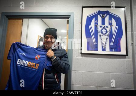 L'ancien footballeur international d'Argentine Pedro Pasculli, photographié au stade Nantporth, domicile de Bangor City, où il a été nommé directeur en octobre 2019. C'était la 13ème position de gestion du vainqueur de la coupe du monde de 1986, qui était auparavant responsable des équipes nationales d'Albanie et d'Ouganda ainsi que d'une foule de clubs dans le monde entier. Bangor City a participé à l'Alliance Cymru, le deuxième niveau de football gallois ayant été rétrogradé en raison d'irrégularités financières à la fin de la saison 2017-18. Le club était autrefois la propriété d'un consortium impliquant la famille Vaughan. Banque D'Images