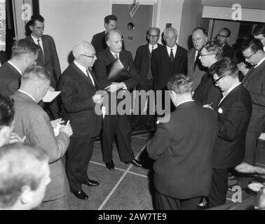 Conflit salarial à la radio et à la télévision au Ministère des affaires sociales, discussions, ministre Veldkamp et ministre Th. H. Bone Date: 5 Janvier 1965 Mots Clés: Parle Nom De La Personne: Flounder, Theo Banque D'Images