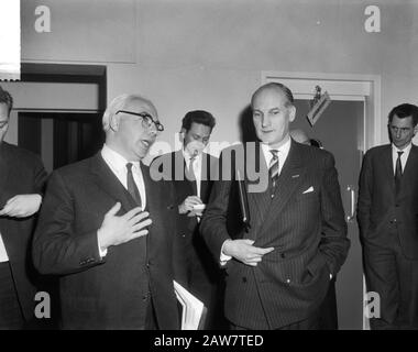 Conflit salarial à la radio et à la télévision au Ministère des affaires sociales, discussions, ministre Veldkamp et ministre Th. H. Bone Date: 5 Janvier 1965 Mots Clés: Parle Nom De La Personne: Flounder, Theo Banque D'Images