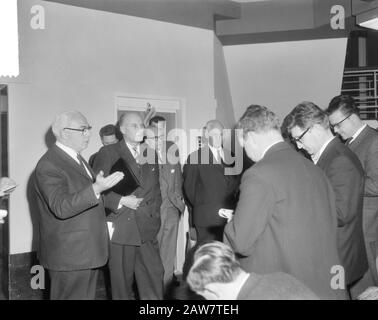 Conflit salarial à la radio et à la télévision au Ministère des affaires sociales, discussions, ministre Veldkamp et ministre Th. H. Bone Date: 5 Janvier 1965 Mots Clés: Parle Nom De La Personne: Flounder, Theo Banque D'Images