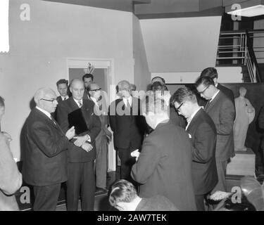 Conflit salarial à la radio et à la télévision au Ministère des affaires sociales, discussions, ministre Veldkamp et ministre Th. H. Bone Date: 5 Janvier 1965 Mots Clés: Parle Nom De La Personne: Flounder, Theo Banque D'Images