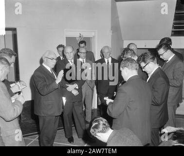 Conflit salarial à la radio et à la télévision au Ministère des affaires sociales, discussions, ministre Veldkamp et ministre Th. H. Bone in Date: 5 janvier 1965 mots clés: Parle Nom De La Personne: Veldkamp, ​​Gerard Banque D'Images