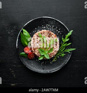 Riz sauvage bouilli avec de l'arugula. Menu plats. Espace de copie disponible. Vue de dessus. Banque D'Images