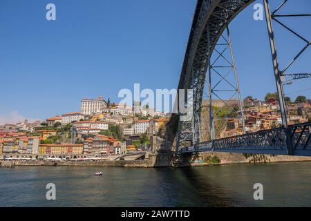 PORTO, PORTUGAL - 28 juillet 2019 : les célèbres maisons de la Ribeira dans le Douro River Bank près du Pont Dom Luis I, Porto, Portugal. Banque D'Images