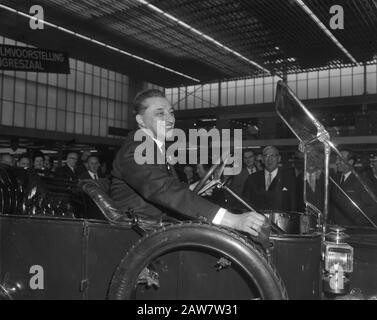 RAI a ouvert le ministre J. van Aartsen en voiture Date: 18 février 1965 mots clés: Automobile Nom De La Personne: Aartsen, Jan van Banque D'Images