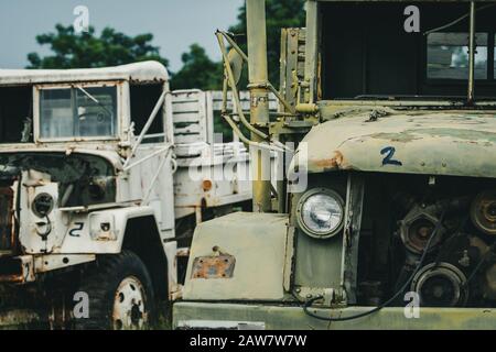 Vieux camion blanc et vert épave. Camion militaire rouillé abandonné. Camion abandonné dédosé. Tragédie et perte. Crise financière et récession économique Banque D'Images