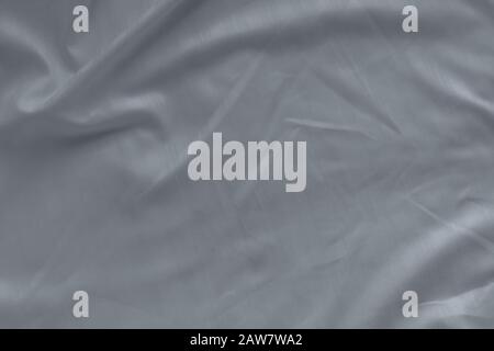 Draps de lit en lin blanc texture dans la chambre d'hôtel. Détail gros plan de la feuille de lit blanche désordonnée. Lit confortable avec draps anti-acariens. Literie Banque D'Images