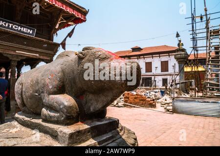 Statue de Nandi bull sur la place Durbar à Bhaktapur, vallée de Katmandou, Népal Banque D'Images